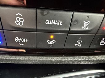 Opel Insignia 1.5T (121 Kw) automat Executive - 14