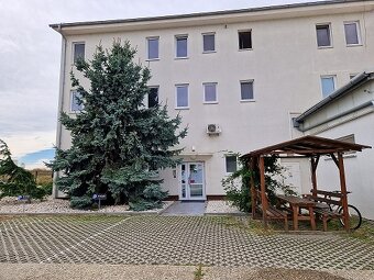 NA PRENÁJOM: Veľký obchodno-skladový priestor v Senci. - 14