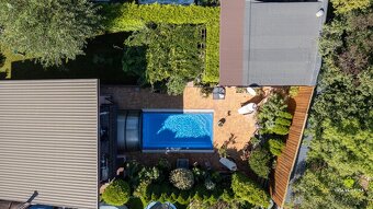 Štýlový a priestranný rodinný dom v slepej ulici s bazénom - 14