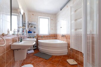 Exkluzívny trojpodlažný dom s výhľadom na Košice - 14