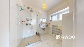 RADO | Na predaj 3i byt + garsónka v RD | pozemok | garáž |  - 14