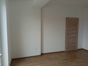 Novo rekonštruovaný rodinný dom s tromi bytovými jednotkami - 14