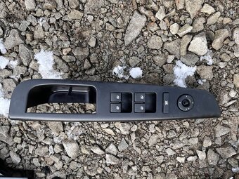 Kia Ceed Kombi 06-12 vypínač okien, madlo, panel, clonítko Ľ - 14