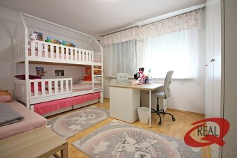 RODINNÝ DOM V SÚKROMNEJ ULIČKE S BAZÉNOM A LETNÝM DOMČEKOM - 14