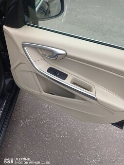 Volvo V60 2,4 D5 AWD - 14