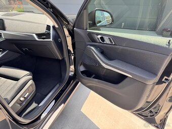BMW X5 45e xDrive - 360 kamery - vzduch - 14