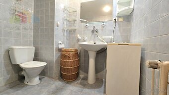 PRIESTRANNÝ 5-IZBOVÝ RODINNÝ DOM S GARÁŽOU A ZÁHRADOU V OBCI - 14