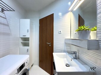 REKONŠTRUOVANÝ VEĽKÝ 3 IZB. BYT S DVOMI BALKÓNMI, 84M2, ROBO - 14