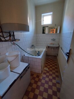 Zaujímavý a zachovalý 4 izbový rodinný dom v povodnom stave  - 14