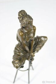 Bronzová socha mladej dámy na barovej stoličke, 29cm - 14