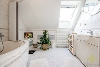 Na predaj: Krásny a útulný rodinný dom s bazénom v pokojnej  - 14