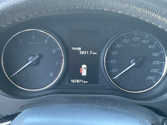 Outlander 2,0 Mivec Intense CVT 4WD 100rokov - 14