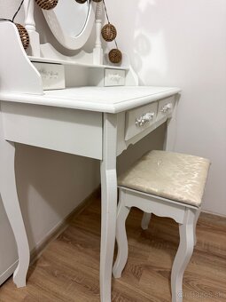 Kozmetický stolík - 14