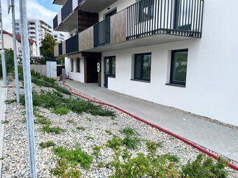 Obchodno-kancel. priestor s predzahradkou a VIP parkovanim - 14