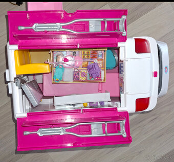 Barbie domček, sanitka, auto + príslušenstvo - 14