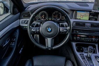 BMW Rad 5 M550d xDrive / HEADUP / PANO / ACC - 14