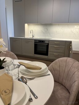 ŠTÝLOVÝ, KOMPLETNE ZREKONŠTRUOVANÝ 3-IZBOVÝ BYT V KOMÁRNE - 14