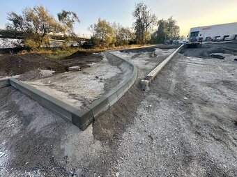 Spevnené plochy na klúč, pokládka zámkovej dlažby/obrubníkov - 14