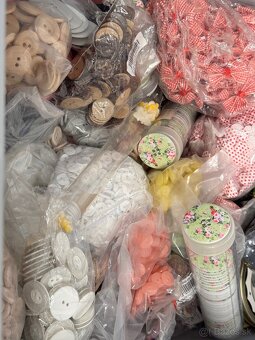 Gombíky - mix farieb, cela krabica - 14