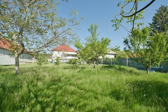 Ponúkame na predaj rodinný dom s garážou a veľkým pozemkom v - 14