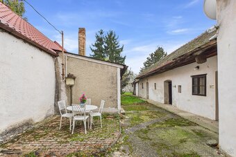 Vidiecky 3-izbový rodinný dom s letnou kuchyňou a dielňami – - 14