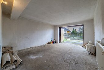 PRIESTRANNÝ RD, 2 vstupy, 2 GARÁŽE v MÉRA - 40 km od KE - 14