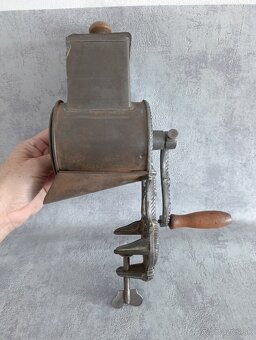 Velmi starý (cca 110-115let) krásný zdobený mlyncek na strou - 14