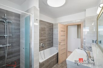 Moderný 4izbový mezanín s terasou a záhradou v srdci Rovinky - 14