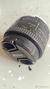 Predám fotoaparát Nikon D7000 + objektív 50mm - 14