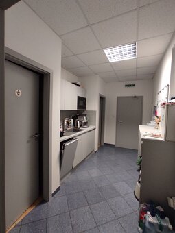 Administratívny celok 4 kancelárií 200m2, s terasou a parkov - 14
