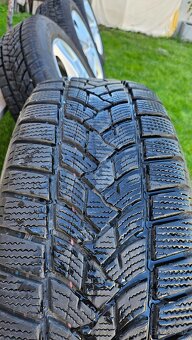 Predám zimné pneu Dunlop na diskoch Dezent R17 - 14