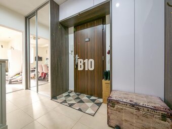 REZERVOVANÉ 2 a pol izbový byt s loggiou - zariadený - 61 m2 - 14