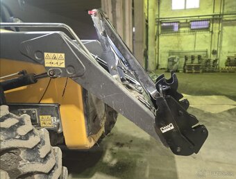 Predný rýchloupínač na traktorbáger Mecalac / Terex TLB990 - 14