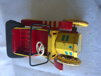 staré plechové auto, a model ferrari- retro hračky - 14