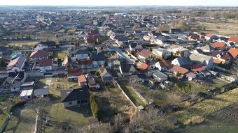 Pôvodný rodinný dom v Gajaroch s priestranným pozemkom - 14