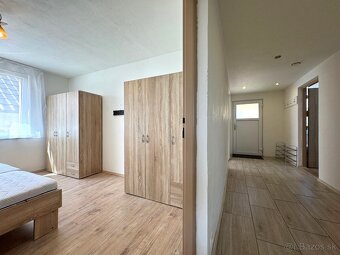 Veľký dvojgeneračný RD s bazénom v obci Petrova Ves - 14