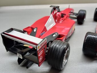 3x F1 FERRARI F2001 a F2000 SCHUMACHER HOTWHEELS 1:18 - 14