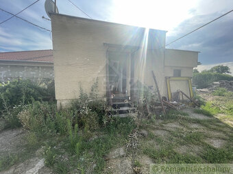 Trojizbový rodinný dom s veľkým pozemkom v Mojmírovciach – - 14