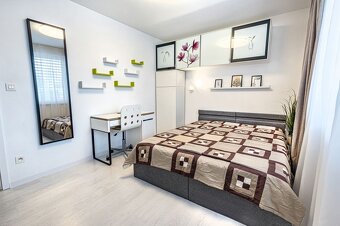 Luxusnký-izb. RD, bazén, garáž,zariadený v obci Šoporňa - 14