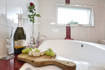 Krásny 5i RD s dvojgarážou, bazénom - TOP PROSTREDIE - 14