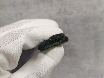 Krásný velký Vltavin z Chlumu, 14,36 gramu, ve stojánku - 14