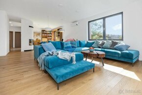 Moderná rodinná vila s nádychom luxusného minimalizmu priamo - 14