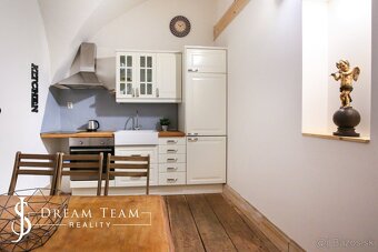 Zabehnutý apartmán - byt v centre mesta Banská Štiavnica - 14