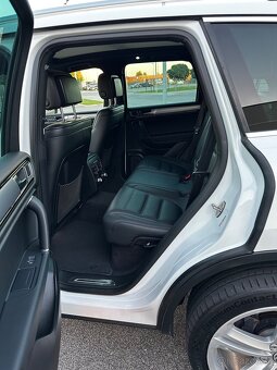 VW Touareg 3.0 TDI V6 221 kW R-Line – vzduch, Webasto, pano - 14