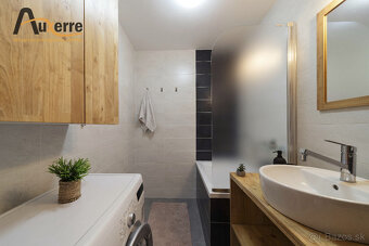 NA PREDAJ. Priestranný 3-izbový byt s loggiou - Petržalka - 14