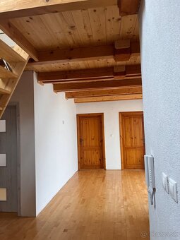 Priestranný mezonetový byt + dvojgaráž + záhrada - 14
