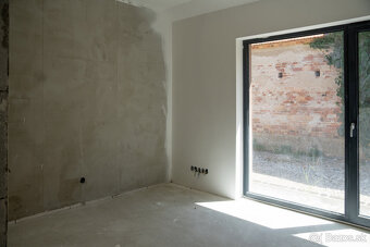 Rodinný dom s moderným vidieckym dizajnom - 14