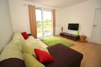 PREDAJ zariadená NOVOSTAVBA s vírivkou vo Dvorci - 14