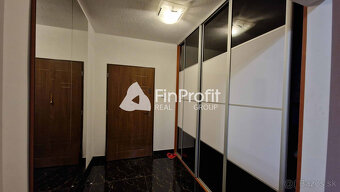 Na predaj veľký polyfunkčný obchodný priestor s rodinným dom - 14