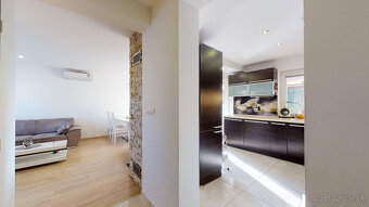 Výmerou nadštandardný rodinný dom, udržiavaná záhrada - 14